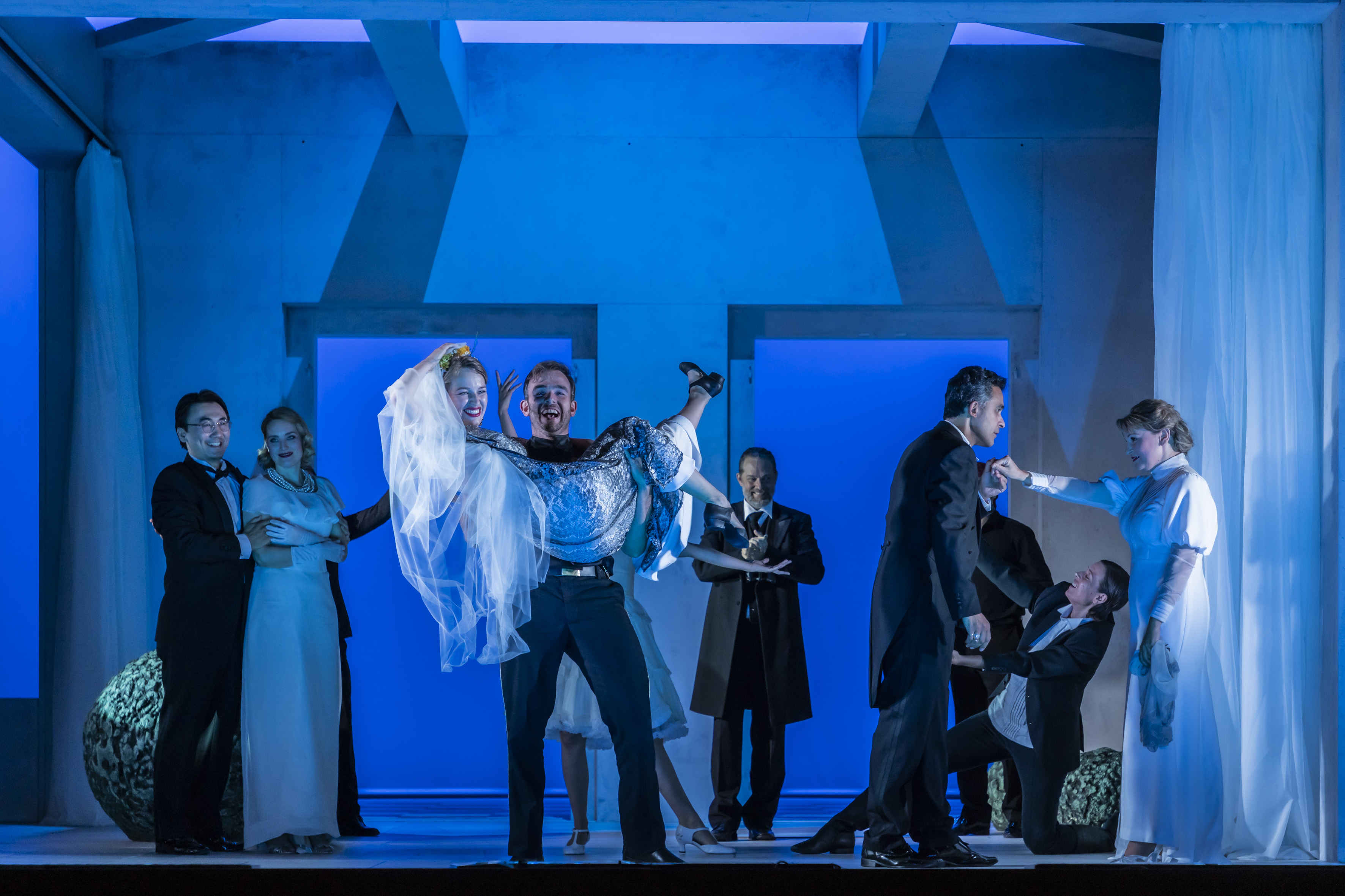 Schlussbild - Susanna-Figaro und Hochzeitsgesellschaft